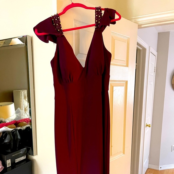 Beautiful Burgundy red Gown - Picture 1 of 3